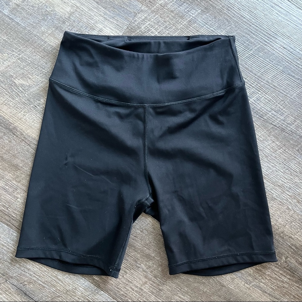 Black 6” biker short
